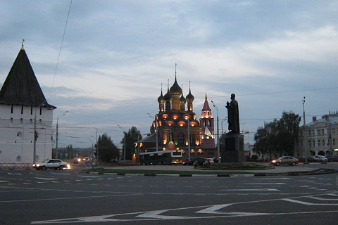 Нанесение дорожной разметки на главной площади Ярославля